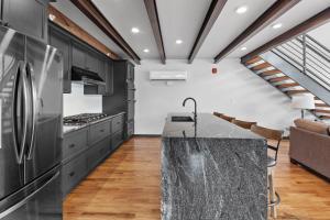 uma cozinha com armários pretos e um balcão de granito em McGregor & Main - Luxury Lofts em Hill City