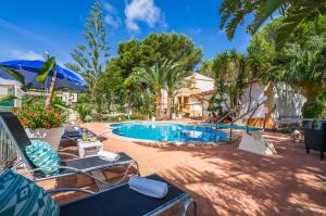 basen z leżakami i parasolem w obiekcie Ideal Property Mallorca - Sol de Mallorca 2 w Cala Mesquida