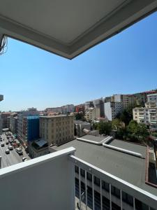 uma vista a partir da varanda de um edifício em CASA DENDI em Trieste