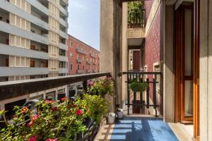 een balkon met bloemen en planten bij Sonnino House in Cagliari