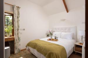 una camera da letto con un letto e un vassoio di frutta; di Lanhydrock Barn, Lanhydrock a Bodmin