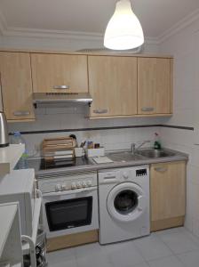 cocina con lavadora y fregadero en Apartamento El Coloso 4Q, en Benalmádena