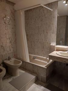 a bathroom with a toilet and a tub and a sink at Apartamento El Coloso 4Q in Benalmádena