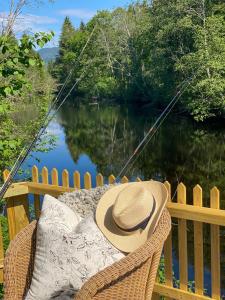 um chapéu sentado numa mesa com vista para um rio em Idyllisk glamping rett ved elven em Skien