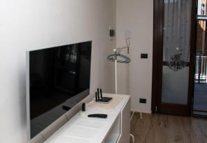 un soggiorno con una grande TV a schermo piatto a parete di Casa Valentin a Monforte dʼAlba