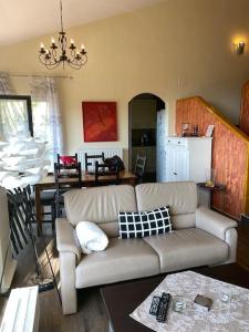 uma sala de estar com um sofá e uma sala de jantar em The 3 Singing Palms em Lloret de Mar