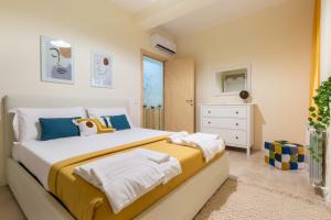 een slaapkamer met een groot bed en handdoeken bij Sonnino House in Cagliari