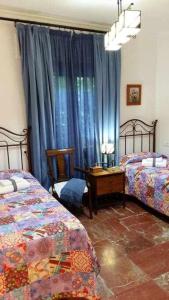 sypialnia z 2 łóżkami, biurkiem i oknem w obiekcie Espectacular casa con embarcadero w mieście Arcos de la Frontera