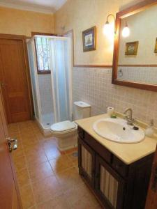 a bathroom with a sink and a toilet at Espectacular casa con embarcadero in Arcos de la Frontera