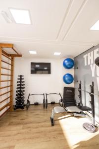 ein Fitnessstudio mit Cardiogeräten in einem Raum in der Unterkunft Itanhaém Praia & Mar in Itanhaém + 45 Fotos