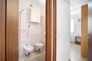 uma casa de banho com um WC e um lavatório em Home Gilda em Imperia