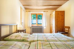 um quarto com uma cama e uma janela em Marie em Weiler-Simmerberg