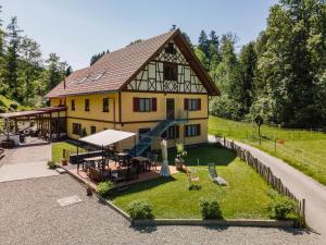 uma casa com uma mesa e cadeiras em frente em Marie em Weiler-Simmerberg