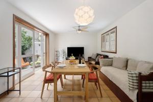 uma sala de estar com uma mesa e um sofá em Finca La Calabacera Roja em Santa Cruz de Tenerife