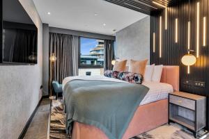 爱丁堡Roomzzz Edinburgh的带一张大床和一扇窗户的卧室