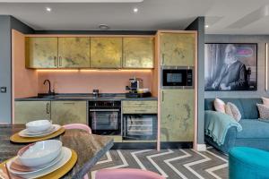 Roomzzz Edinburgh的厨房或小厨房