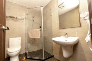W łazience znajduje się toaleta, umywalka i prysznic. w obiekcie The LINs House w mieście Guiren