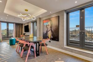 Roomzzz Edinburgh的休息区