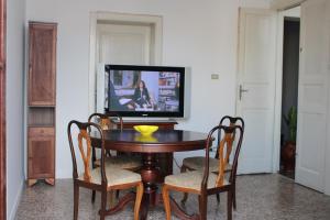 Una televisión o centro de entretenimiento en Palazzo Storico Mileto