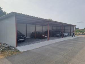 un garage con auto parcheggiate all'interno di Stonewood Dalmacija a Primošten