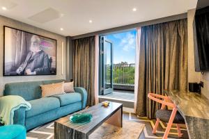 Roomzzz Edinburgh的休息区