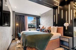 Roomzzz Edinburgh客房内的一张或多张床位