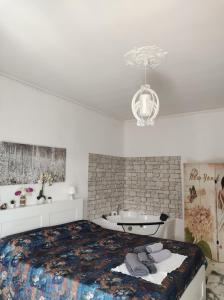 una camera con letto e vasca da bagno di B&B Anter a Monopoli