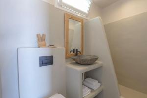 bagno con lavandino e specchio di Lyra Sunset Suite a Kampos Paros