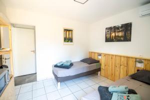 1 dormitorio con 2 camas en una habitación con cocina en un Air de Repos, en Vieux-Boucau-les-Bains