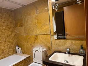 ein Badezimmer mit einem Waschbecken, einem WC und einer Badewanne in der Unterkunft Iris Luxury Apartament in Valencia