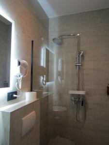ein Bad mit einer Dusche und einer Glastür in der Unterkunft Beach Hotel Božikovina 2 in Podstrana