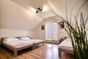 מיטה או מיטות בחדר ב-HOUSE OF ENERGY - Zator Przeciszów