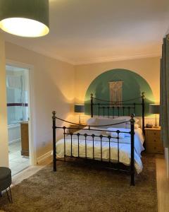 um quarto com uma cama grande num quarto em The Highwayman Hotel em Oxford