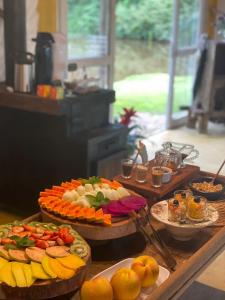 un buffet con varios platos de comida en una mesa en Hotel Fazenda Bom Retiro, en Quatis