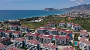 una vista aérea de una ciudad junto al océano en Calypso Residence Luxurious Beachside Apartment in Alanya D6 en Alanya