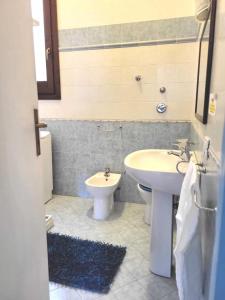 Et badeværelse på Coralli Di Mare Apartments