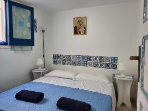 トラーパニにあるCoralli Di Mare Apartmentsのベッドルーム1室(枕2つ付)