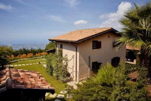 une petite maison blanche avec une clôture et un palmier dans l'établissement Sicilia tra cielo e mare con piscina, à Palerme