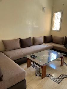 sala de estar con sofá y mesa de centro en Appartement avec piscine Mohamedia 2chambres, en Mohammedia