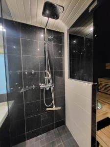 Ett badrum på Saunallinen rivitalon pääty asunto kahdella terassilla