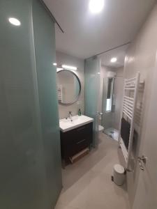 y baño con lavabo y espejo. en Moderno, céntrico. Perfecto para familias., en Vitoria-Gasteiz