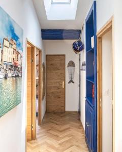a hallway with a blue door and a window at Appart Port Cassis Village Parking in Cassis