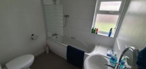 戈斯波特Mayfield , 2 bed slp 6 Roomy dog friendly Gosport town house的带水槽、马桶和窗户的浴室