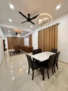 uma sala de jantar com uma mesa e uma ventoinha de tecto em Humairah Homestay - Near Bandar Temerloh em Temerloh