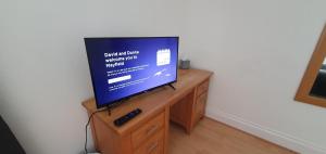 Mayfield , 2 bed slp 6 Roomy dog friendly Gosport town house的电视和/或娱乐中心