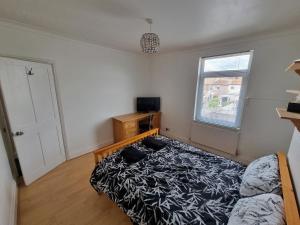 Mayfield , 2 bed slp 6 Roomy dog friendly Gosport town house客房内的一张或多张床位