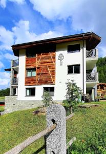 un edificio con una recinzione di fronte di Engadin Lodge PREMIUM & PRIVATE a Samnaun