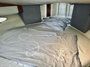 una cama con una cruz dibujada en ella en una habitación en Dream Night Boats, en Poreč