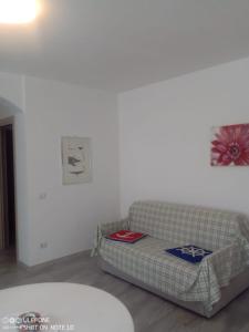 Appartamento A di Vico Martiri tesisinde bir oturma alanı