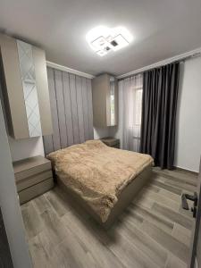 ein Schlafzimmer mit einem großen Bett und einem Spiegel in der Unterkunft Luysi Garden in Garni